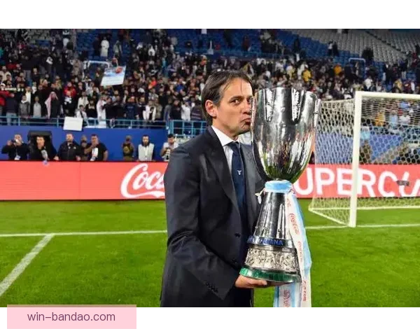 国米球迷看台拉横幅力挺巴斯托尼昂首前行兄弟并肩共渡风雨守护荣耀之路