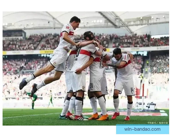 斯图加特球迷愤怒抛折叠椅事件引发多特球员受惊风波