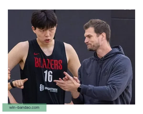 以斯普利特盛赞杨瀚森持续进步高位策应组织能力出众带动球队进攻